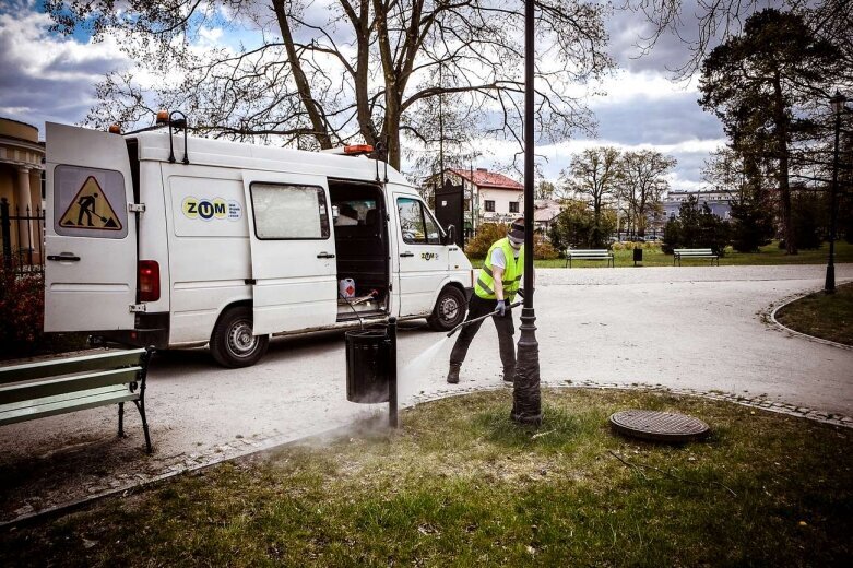  Kolejny dzień odkażania ławek w Skierniewicach 