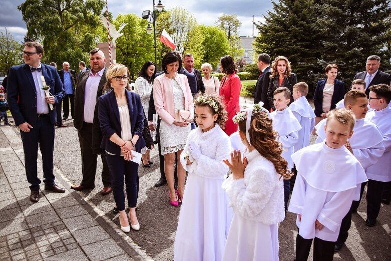  Komunie 2019 w Skierniewicach: kościół garnizonowy 