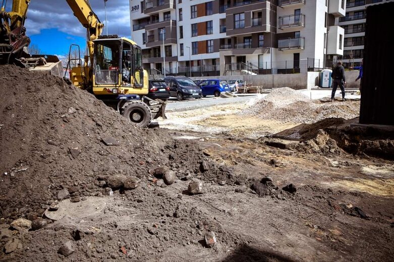  Kończą budowę drugiej części parkingu [ZDJĘCIA] 