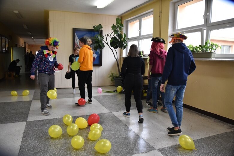  Kręcili teledysk o swojej szkole 