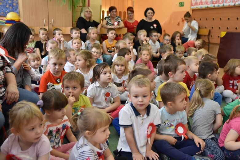  Kropelki i Biedronki mówiły o niepodległości 