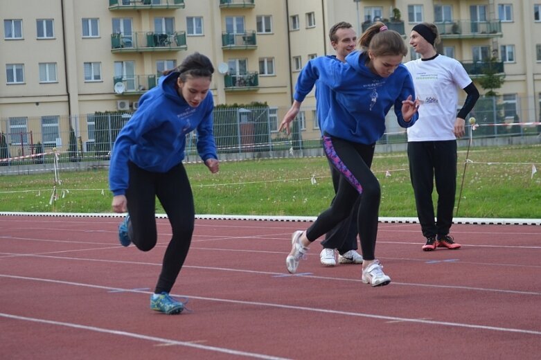  Lekkoatleci trenują w nowym reżimie 