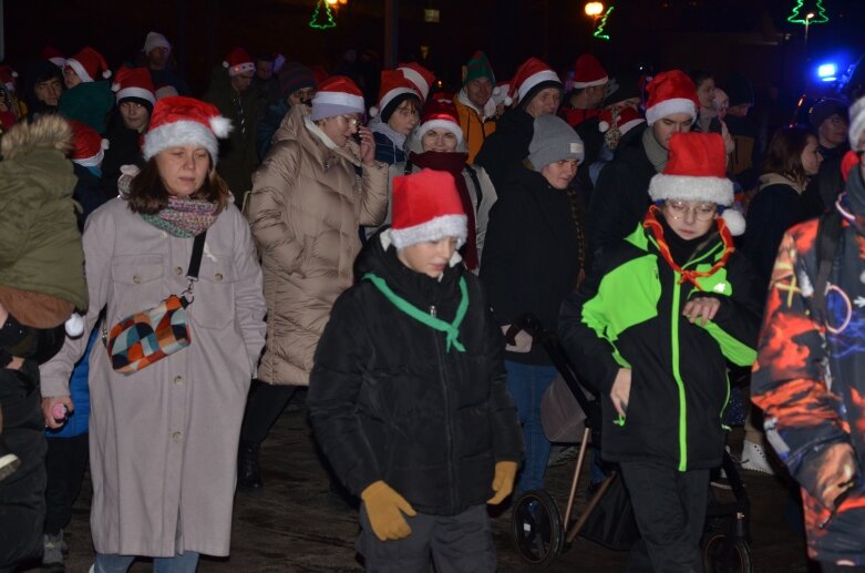  Magia świąt rozświetla Skierniewice: dziesiątki Mikołajów na rynku 