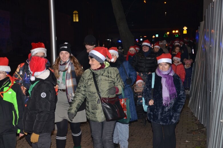  Magia świąt rozświetla Skierniewice: dziesiątki Mikołajów na rynku 