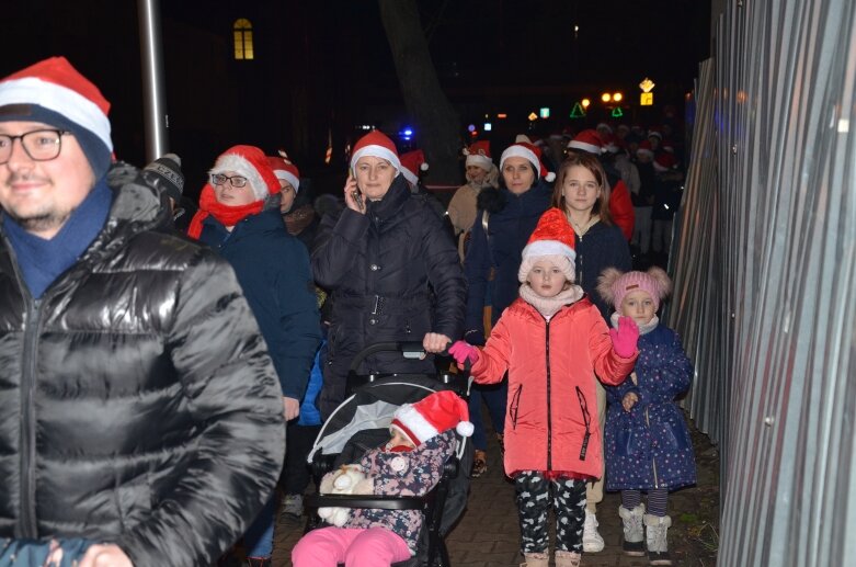  Magia świąt rozświetla Skierniewice: dziesiątki Mikołajów na rynku 