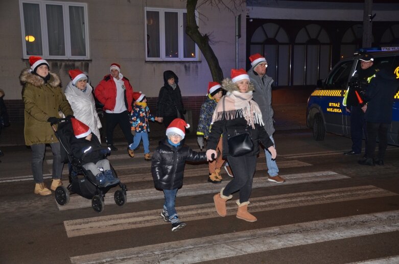  Magia świąt rozświetla Skierniewice: dziesiątki Mikołajów na rynku 