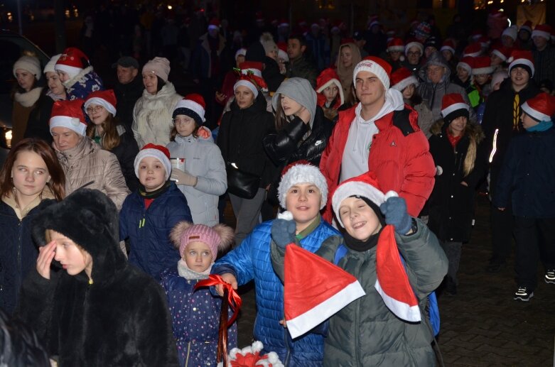  Magia świąt rozświetla Skierniewice: dziesiątki Mikołajów na rynku 