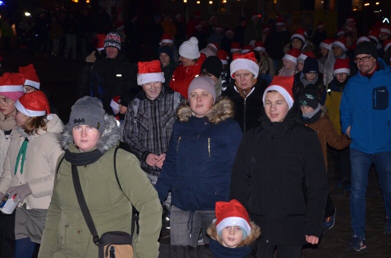  Magia świąt rozświetla Skierniewice: dziesiątki Mikołajów na rynku 