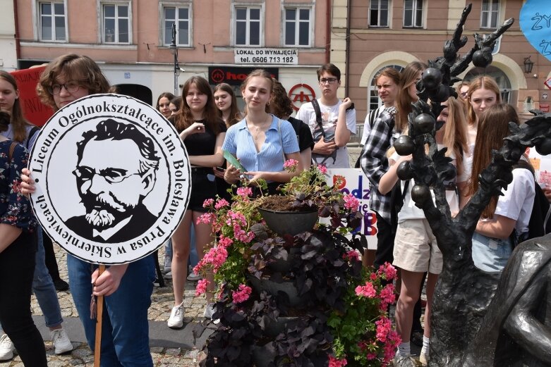  Marsz po nowe życie. Happening licealistów na rynku 