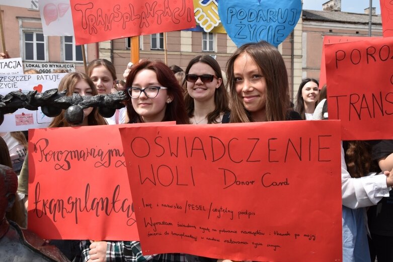  Marsz po nowe życie. Happening licealistów na rynku 