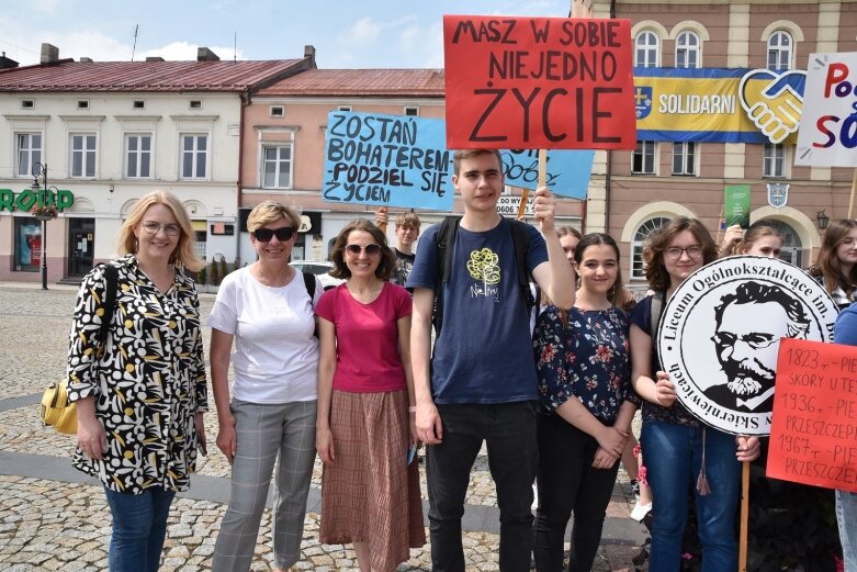  Marsz po nowe życie. Happening licealistów na rynku 