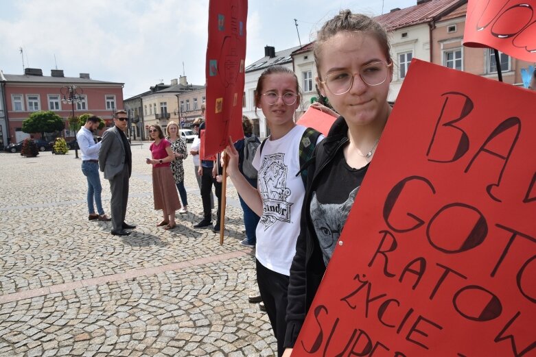  Marsz po nowe życie. Happening licealistów na rynku 