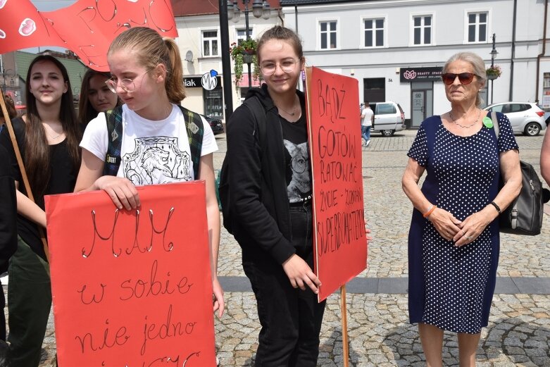  Marsz po nowe życie. Happening licealistów na rynku 