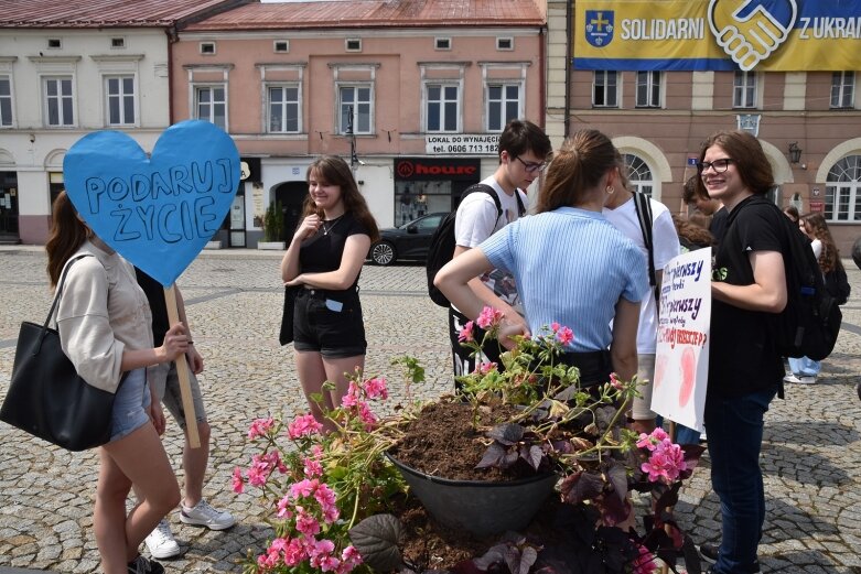  Marsz po nowe życie. Happening licealistów na rynku 