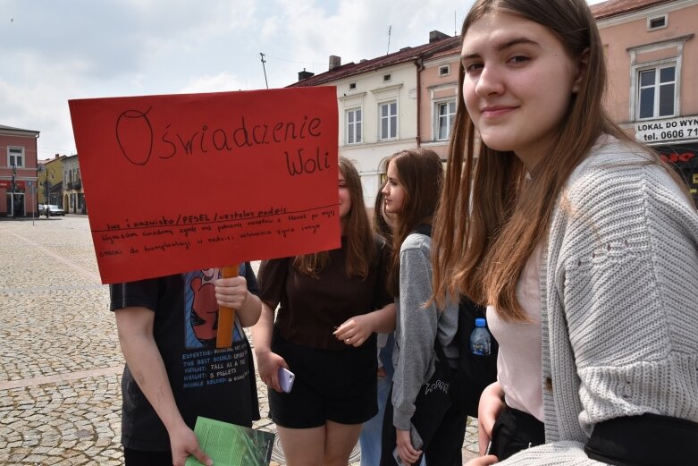  Marsz po nowe życie. Happening licealistów na rynku 