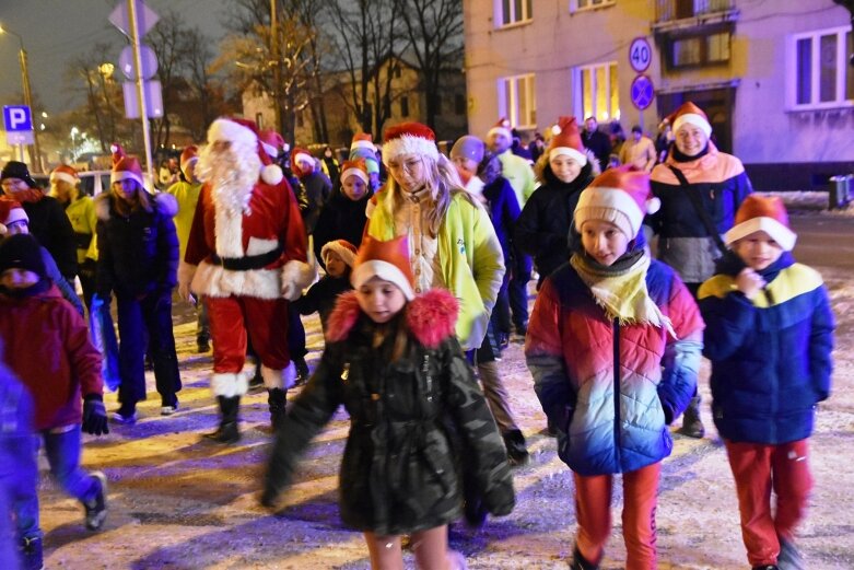  Mikołajkowy marsz coraz liczniejszy 