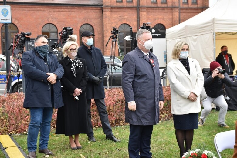  Minister Piotr Gliński na uroczystości odsłonięcia pomnika w Skierniewicach 