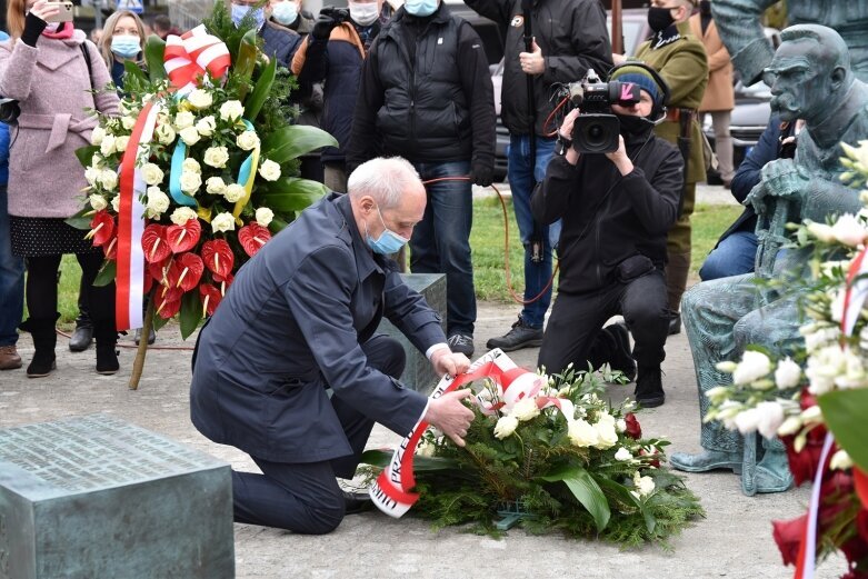  Minister Piotr Gliński na uroczystości odsłonięcia pomnika w Skierniewicach 