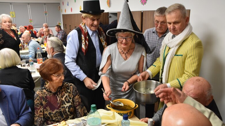  Młodzi i seniorzy bawili się na balach andrzejkowych  