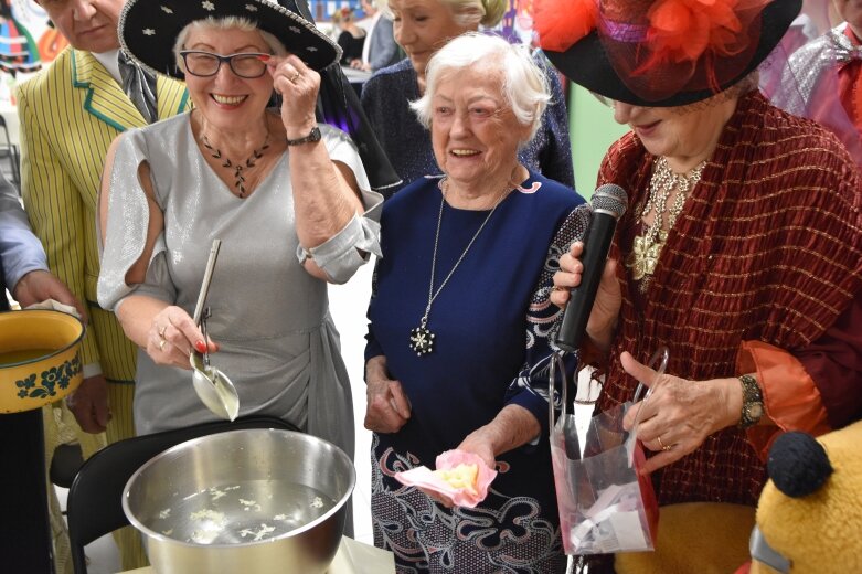  Młodzi i seniorzy bawili się na balach andrzejkowych  