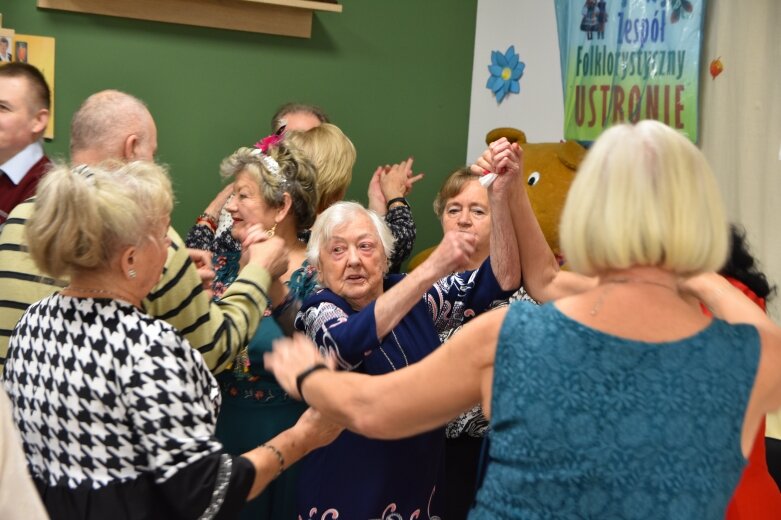  Młodzi i seniorzy bawili się na balach andrzejkowych  