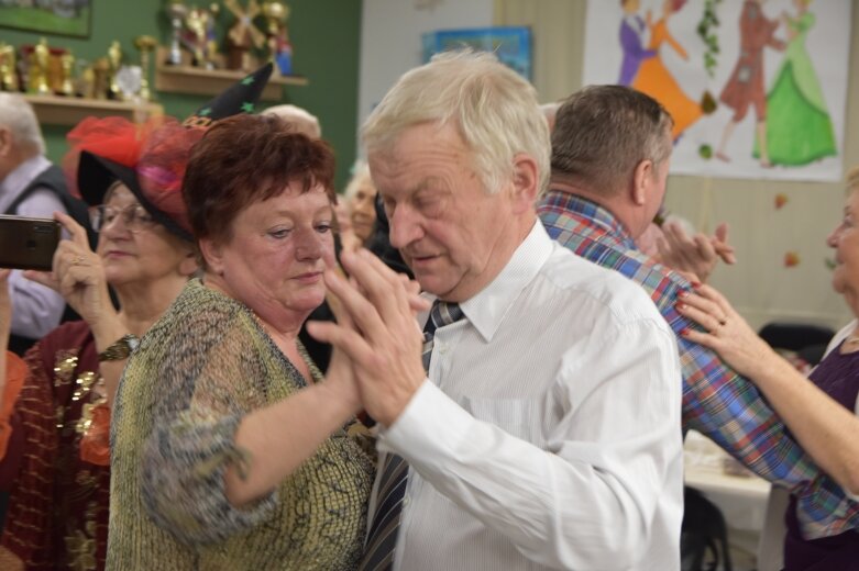  Młodzi i seniorzy bawili się na balach andrzejkowych  