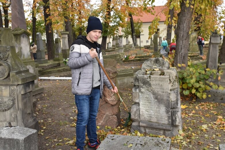  Młodzież porządkuje cmentarz św. Stanisława 