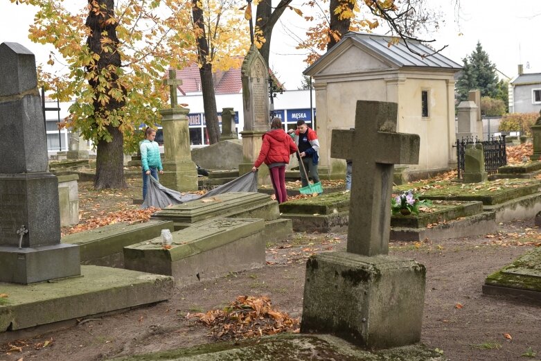  Młodzież porządkuje cmentarz św. Stanisława 