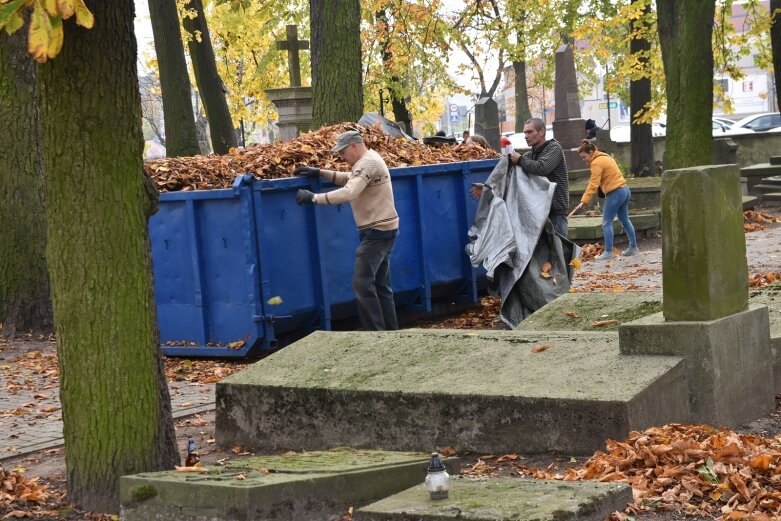  Młodzież porządkuje cmentarz św. Stanisława 