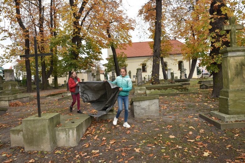  Młodzież porządkuje cmentarz św. Stanisława 