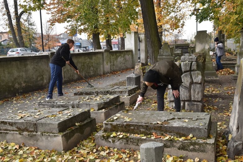  Młodzież porządkuje cmentarz św. Stanisława 