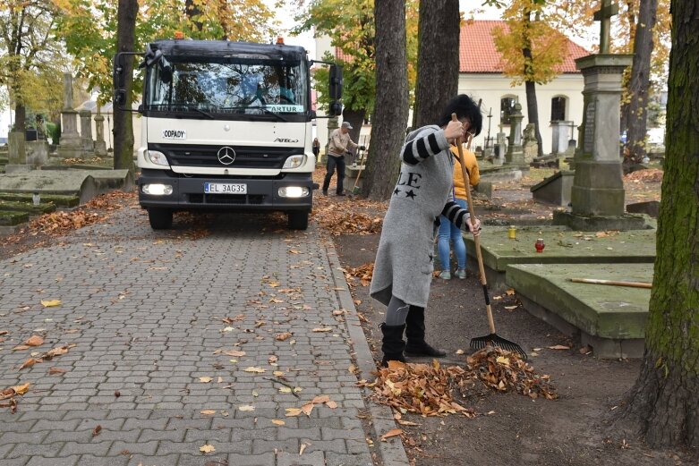  Młodzież porządkuje cmentarz św. Stanisława 