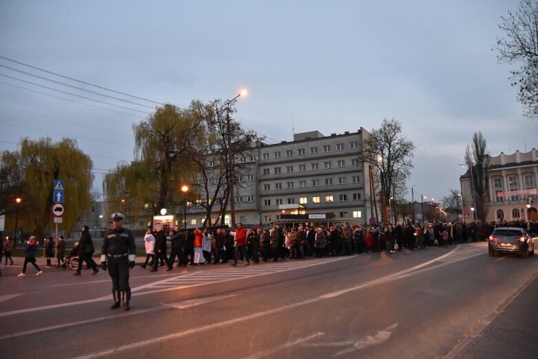  Modlitwa w drodze. Droga Krzyżowa ulicami Skierniewic 