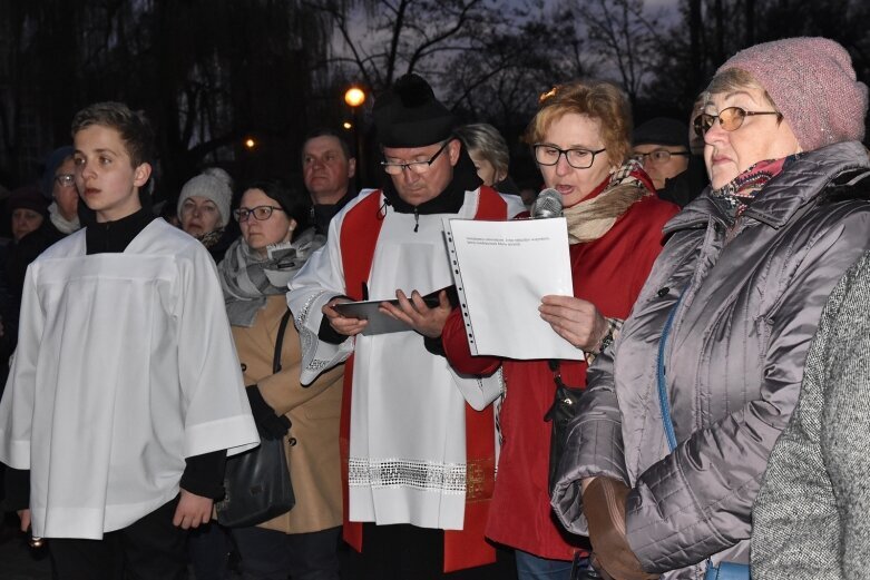  Modlitwa w drodze. Droga Krzyżowa ulicami Skierniewic 