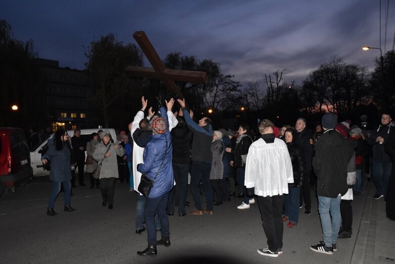  Modlitwa w drodze. Droga Krzyżowa ulicami Skierniewic 