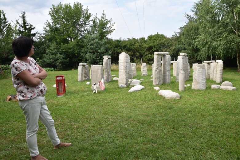  Na podwórku postawił Stonehenge i Kolumnę Zygmunta  