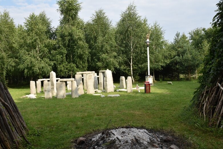  Na podwórku postawił Stonehenge i Kolumnę Zygmunta  