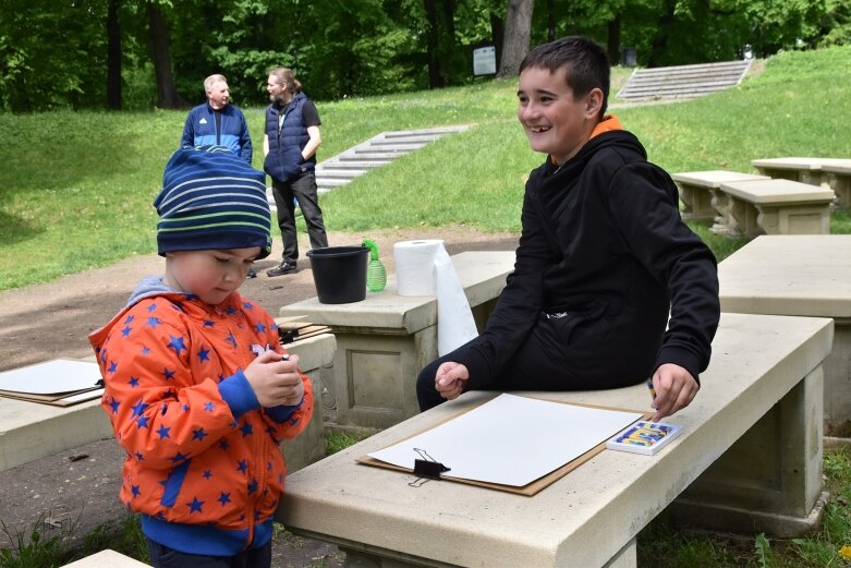  Najmłodsi portretowali swoje mamy 