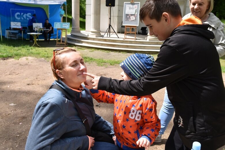  Najmłodsi portretowali swoje mamy 