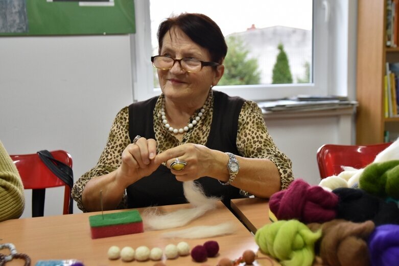  Najmodniejsza biżuteria z filcu powstawała w bibliotece 