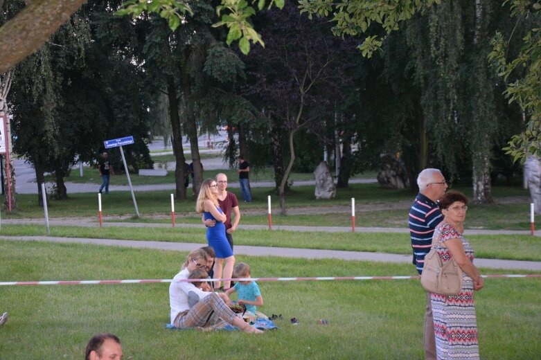  Nic nie jest na zawsze. Szum Butów Stróża zagrał pod jabłonkami 