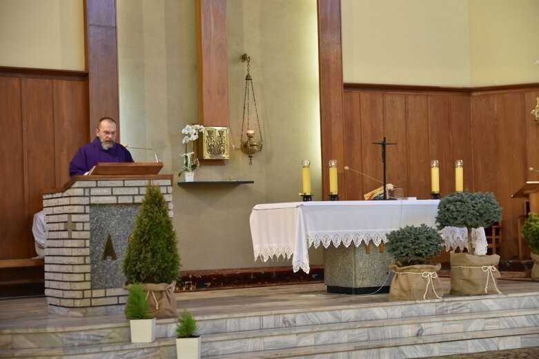  Nieliczni wierni poszli na mszę świętą 