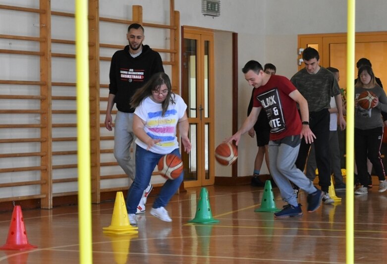  Niepełnosprawni czują sport. Cykl zajęć zakończyli treningiem koszykarskim 