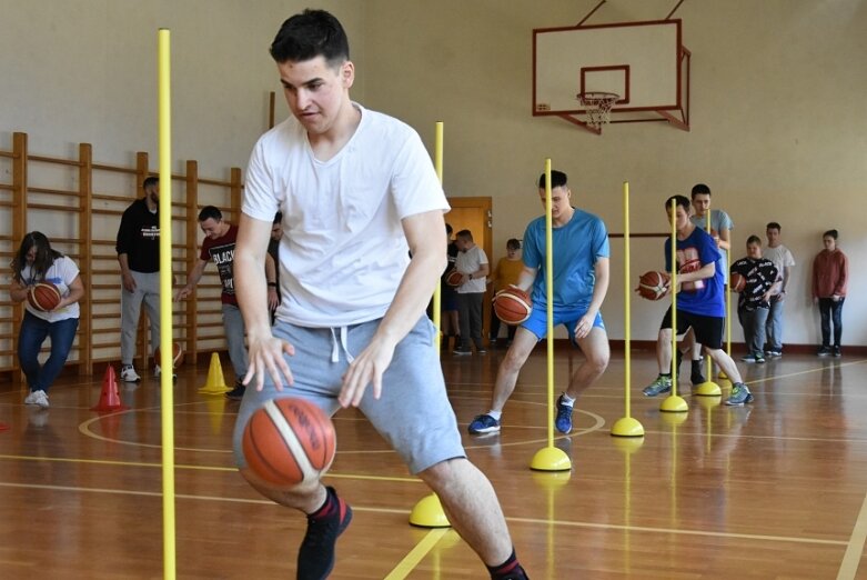  Niepełnosprawni czują sport. Cykl zajęć zakończyli treningiem koszykarskim 