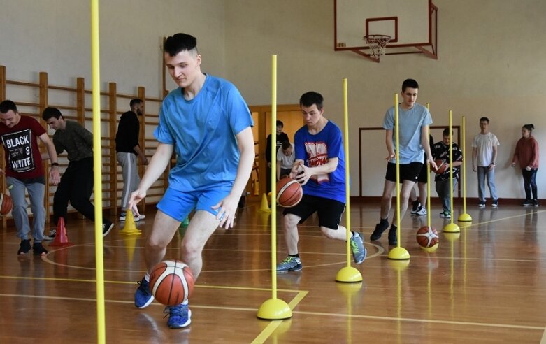  Niepełnosprawni czują sport. Cykl zajęć zakończyli treningiem koszykarskim 