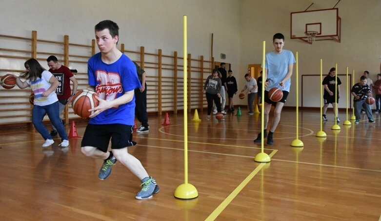  Niepełnosprawni czują sport. Cykl zajęć zakończyli treningiem koszykarskim 