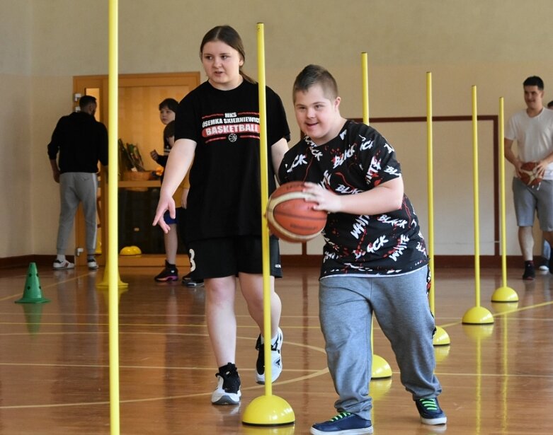  Niepełnosprawni czują sport. Cykl zajęć zakończyli treningiem koszykarskim 