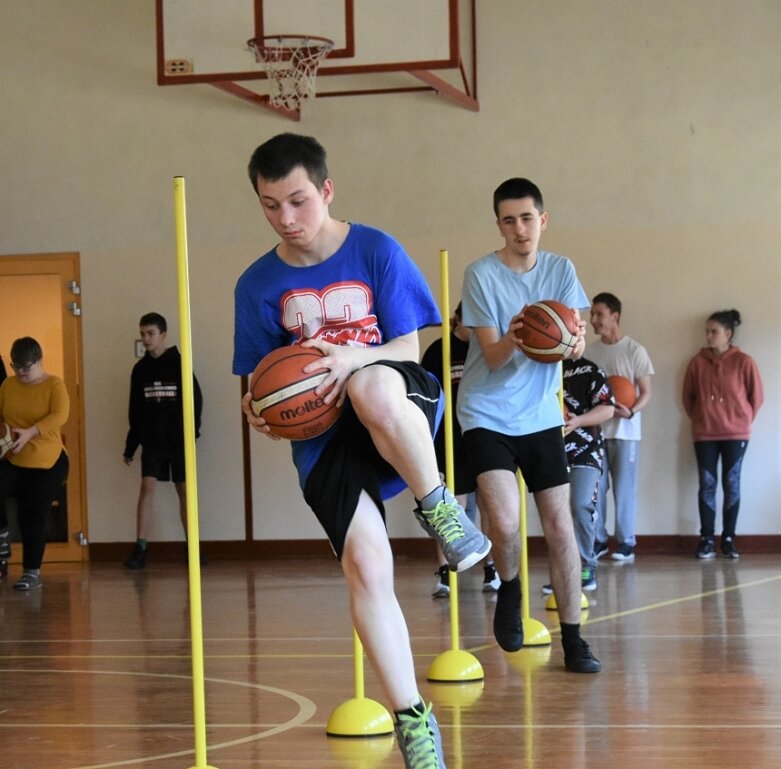  Niepełnosprawni czują sport. Cykl zajęć zakończyli treningiem koszykarskim 