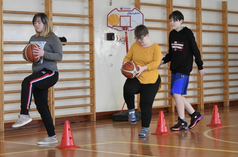  Niepełnosprawni czują sport. Cykl zajęć zakończyli treningiem koszykarskim 