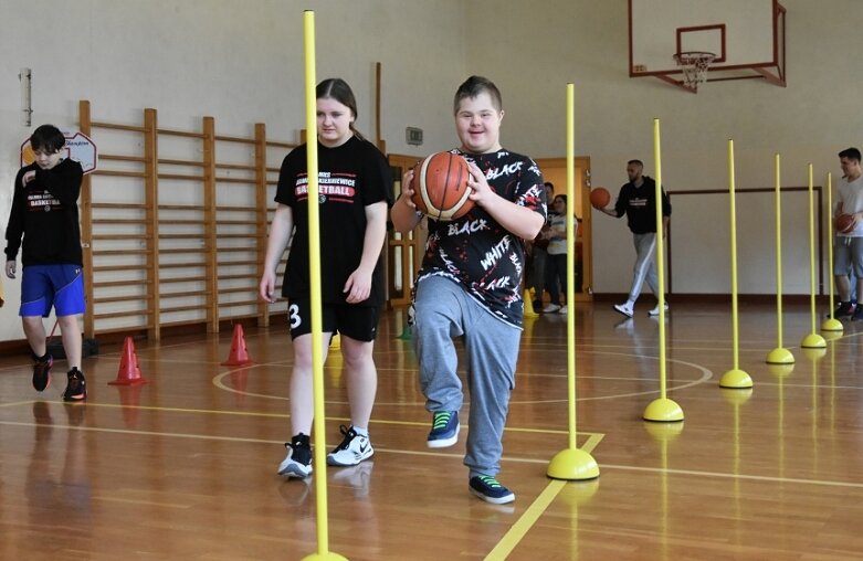  Niepełnosprawni czują sport. Cykl zajęć zakończyli treningiem koszykarskim 